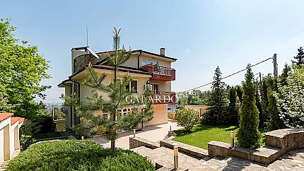 House with landscaped garden and panoramic view
