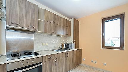 Обзаведен апартамент с две спални в затворен комплекс в кв. Витоша
