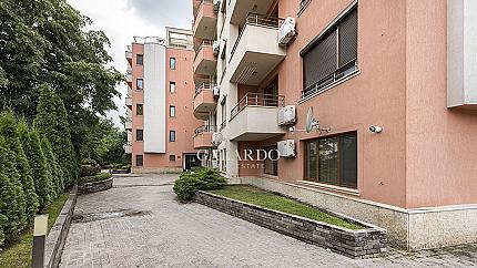 Обзаведен апартамент с две спални в затворен комплекс в кв. Витоша