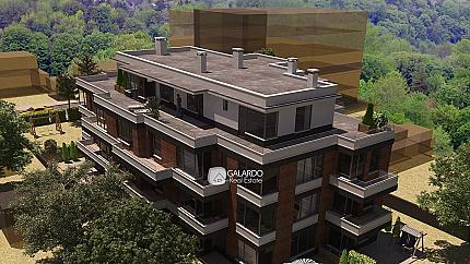 Чудесен двустаен апартамент с двор в малък жилищен комплекс от затворен тип