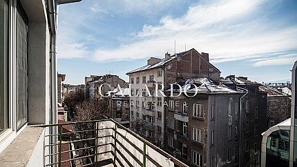 Четиристаен апартамент непосредствено до пешеходната част на бул. "Витошка"