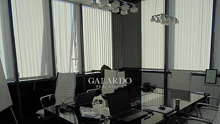 Spacious and luxurious office on a main boulevard in the Center
