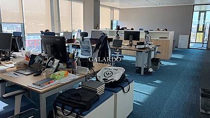 Spacious office in a luxury business building next to Business Park