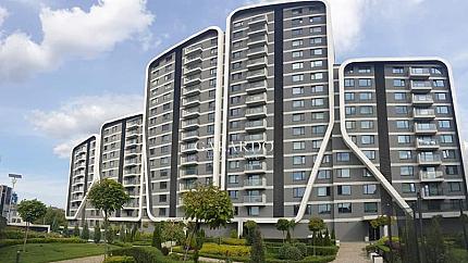 Тристаен апартамент за под наем  на бул.България в сграда на годината