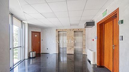 Функционален офис в луксозна офис сграда до Метростанция  Жулио Кюри
