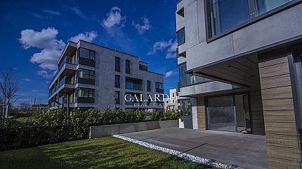 Апартамент с панорамна гледка и градина в ексклузивен затворен комплекс