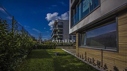 Апартамент с панорамна гледка и градина в ексклузивен затворен комплекс