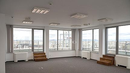 Светъл панорамен офис в сграда клас А