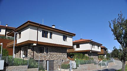 Самостоятелна къща с 5 спални в затворен комплекс в Бистрица