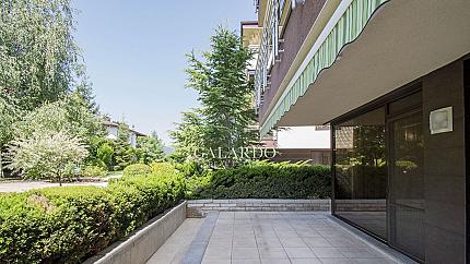 Обзаведен двустаен апартамент със собствен двор за продажба в кв. Симеоново