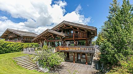 Spacious chalet with stunning mountain views in Megeve, France