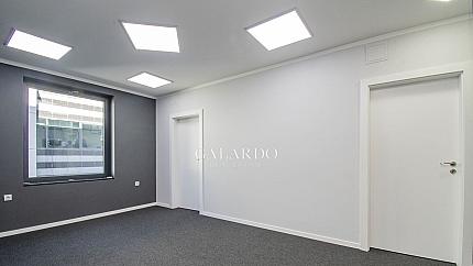 Светъл офис в бизнес сграда