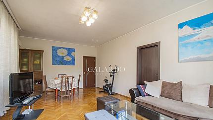 Sunny apartment on a quiet and green street close to Bulgaria metro station