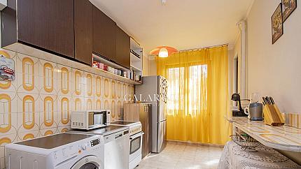 Sunny apartment on a quiet and green street close to Bulgaria metro station