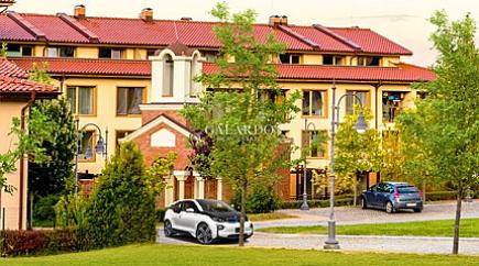 Apartment with adjoining yard in a gated complex