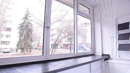 Слънчев обзаведен тристаен апартамент под наем в Оборище
