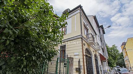 Невероятна реновирана сграда в центъра на София