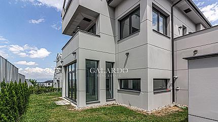 Functional single-family houses with a yard in a gated complex in Kv. Dragalevtsi