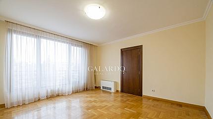 Three-bedroom apartment in a luxury building in Iztok district
