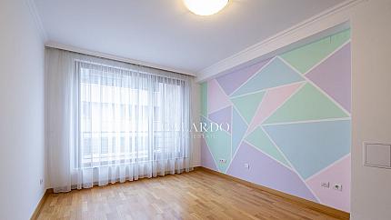 Three-bedroom apartment in a luxury building in Iztok district