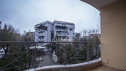 Необзаведен тристаен апартамент в затворен комплекс, кв.Витоша