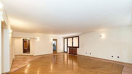 Просторен апартамент на бул. Черни връх