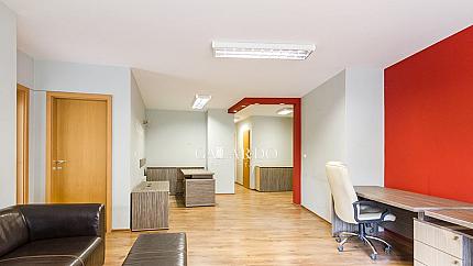 Просторен тристаен апартамент в представителна сграда на бул. "България"