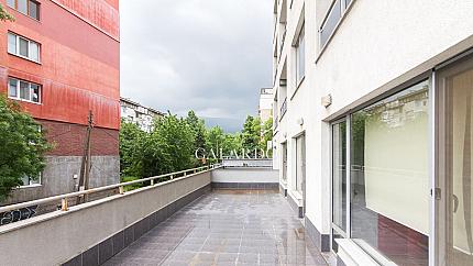 Просторен тристаен апартамент в представителна сграда на бул. "България"