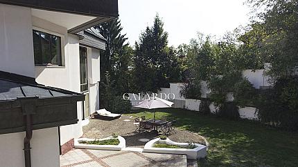 Eднофамилна къща с двор и басейн в подножието на Витоша, кв.Симеоново