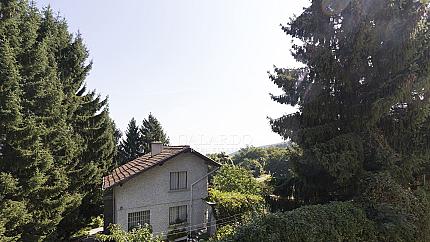 Eднофамилна къща с двор и басейн в подножието на Витоша, кв.Симеоново