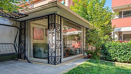 Стилен и уютен двустаен апартамент с прекрасна локация в центъра на София