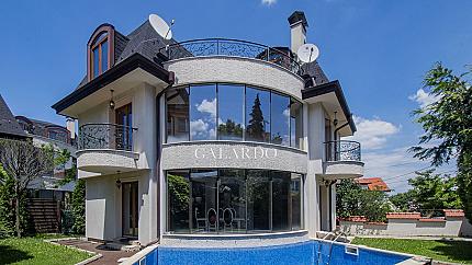 Detached house with pool for rent in Simeonovo