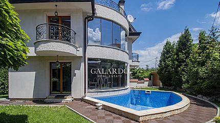 Detached house with pool for rent in Simeonovo