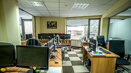Функционален офис в луксозна офис сграда до Метростанция  Жулио Кюри