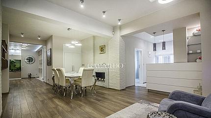 Луксозен напълно обзаведен изключително стилен апартамент в идеален център