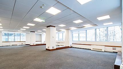 Светъл и просторен "Open Space" офис в бизнес сграда в Лозенец