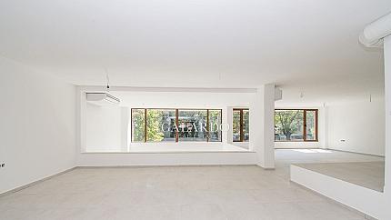 Commercial area on two levels in a well maintained new building