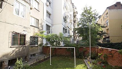 Тристаен апартамент с градина в топ-център на София