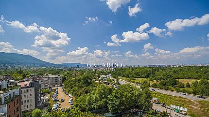 Sunny three bedroom apartment in a gated complex near South Park, Krastova Vada district