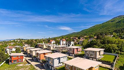Луксозно обзаведена къща за продажба в екологичен и луксозен комплекс в Бояна
