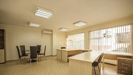 Офис с гараж в кв. "Белите брези"