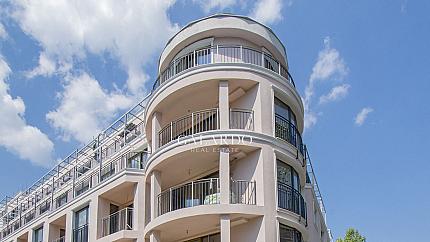 Прекрасен тристаен апартамент в затворен комплекс в сграда с класически стил до Макси, кв. Витоша