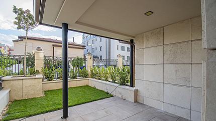 Apartment with two landscaped courtyards - top-class amenities and environment