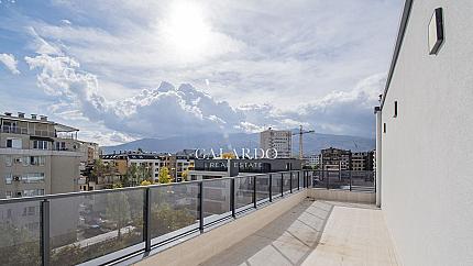 Panoramic apartment with terraces in a new building
