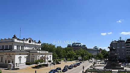 Shop/Showroom/Office in the TOP center meters from the Parliament