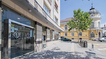 Shop/Showroom/Office in the TOP center meters from the Parliament