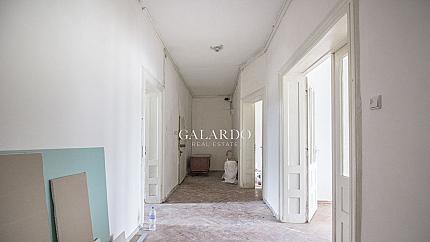 Apartment for sale in an aristocratic building in the center