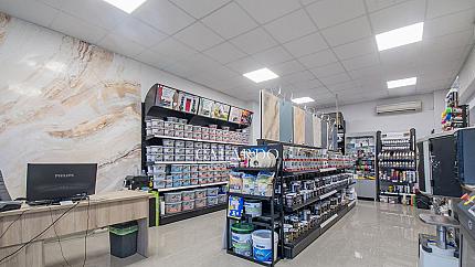 New store with a large window on the main boulevard, Krasno Selo quarter