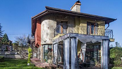Прекрасна слънчева и уютна обзаведена къща в село Бистрица