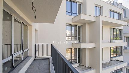 Sunny and bright three-room apartment in a gated complex in front of Act 15